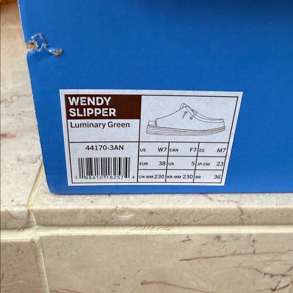 Hey Dude Womens size 7 Yellow Fuzzy Wendy slippers - Picture 4 of 5